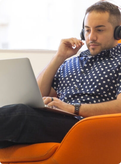 Man listening on his laptop | Mistranscripciones