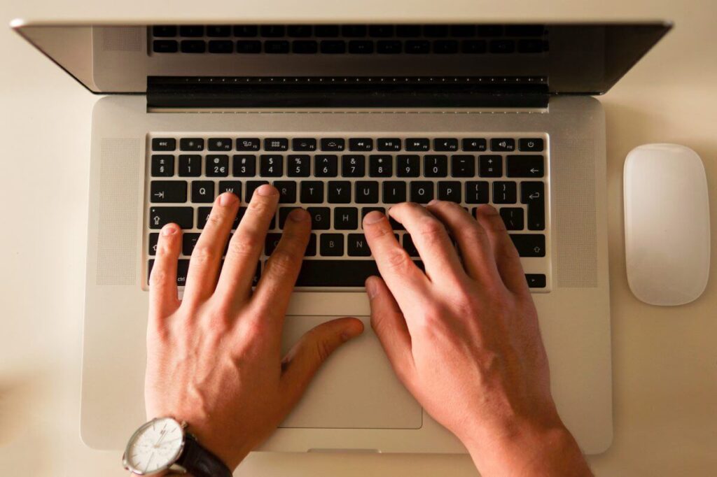 Man typing on laptop | Mistranscripciones